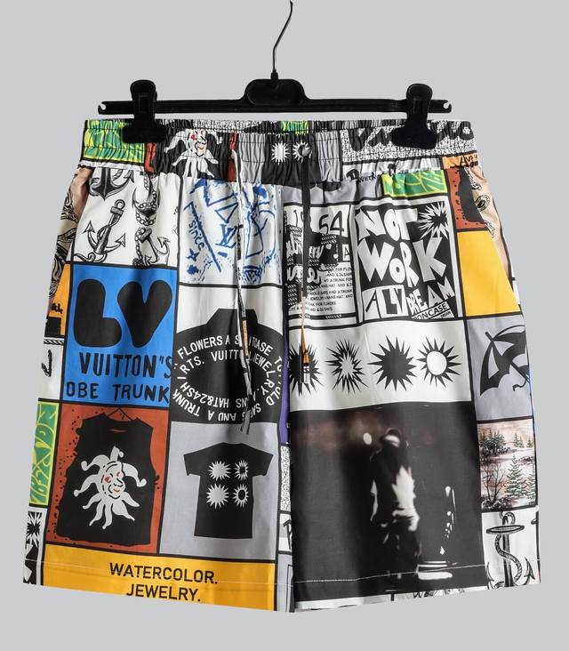 新款 这些时尚短裤凸显了该系列 Lv Fanzine 主题的创意美学 棉混纺斜纹布上印有品牌标志 口号和对比字体的拼贴画 具有图形效果 由直喷而不是普通的数码